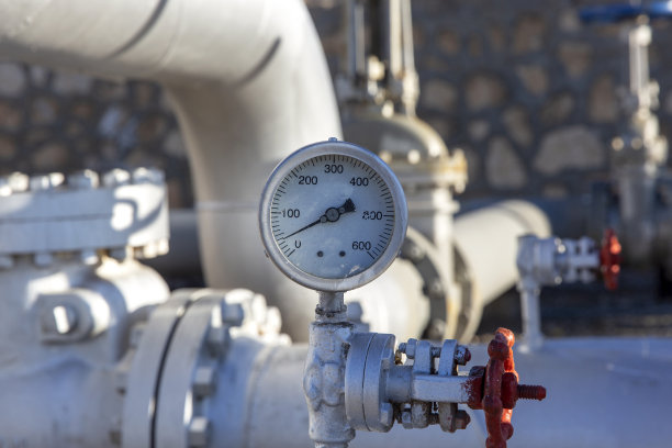 石油工业中不同类型的阀门和指示器图片下载