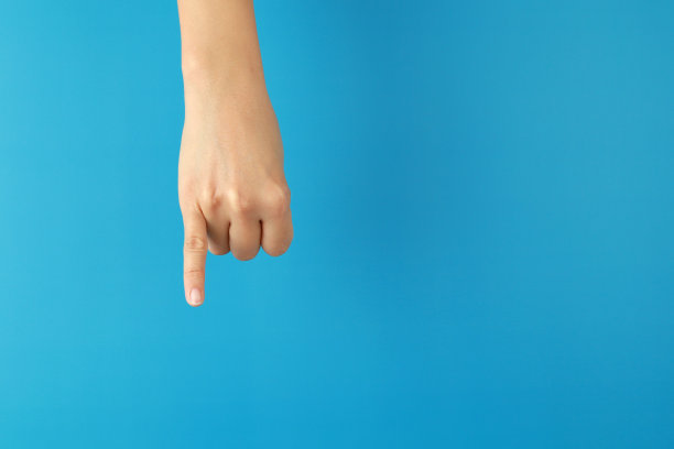 在蓝色背景上做手势图片下载