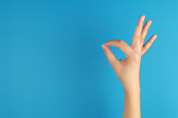 在蓝色背景上做手势图片下载