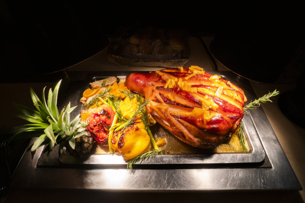 烤猪肉蔬菜拼盘图片下载