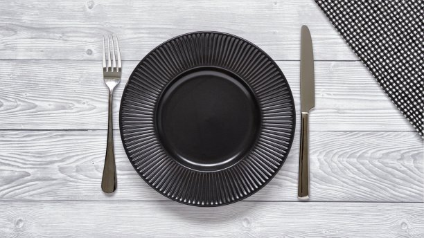 平铺的黑色板在白色的木头背景与叉子和刀模拟复制空间图片下载