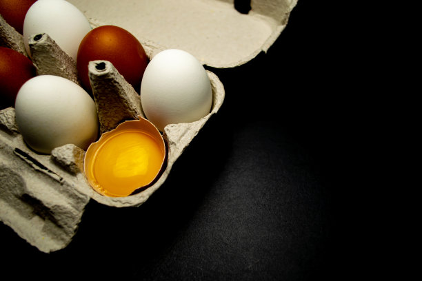 托盘里放着白色和黄色的鸡蛋图片下载