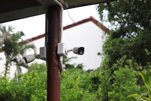 房子的电线杆上装有防盗监控录像图片下载
