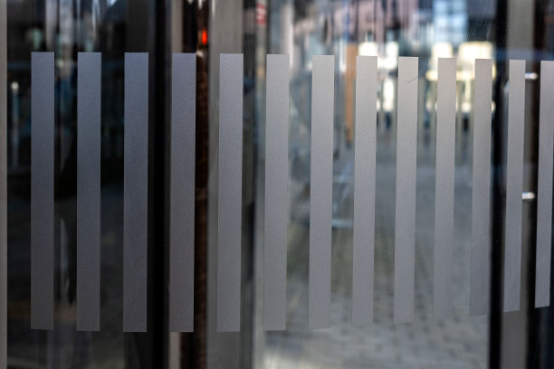 特写现代安全玻璃门碎片在公司商业大厦。——图片图片下载