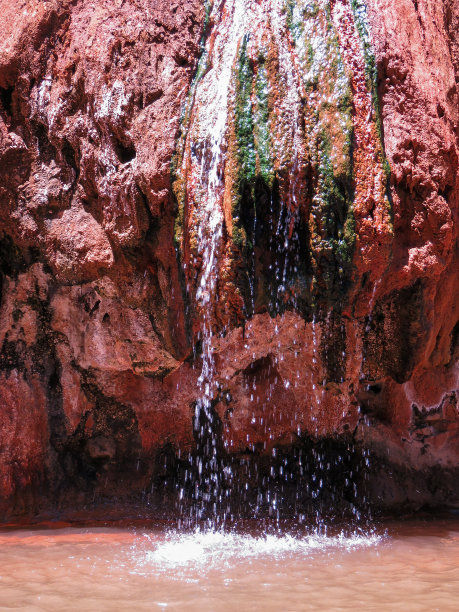 美丽小巧的天然瀑布图片下载