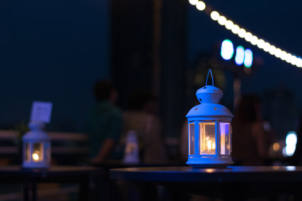 地球一小时2020的概念。灯笼或Eid灯与蜡烛在晚上。斋月Kareem背景。图片下载