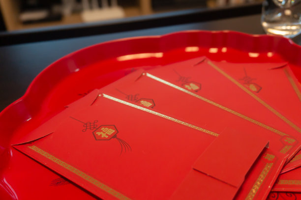 中国新年，幸运的红色口袋在红色的背景和红色的盘子图片下载