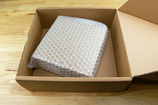 气泡膜包裹的盒子，用于保护运输途中的破损产品或保险图片下载