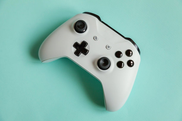 网络空间的象征。白色操纵杆游戏手柄，游戏机孤立在柔和的蓝色色彩时髦的背景。电脑游戏竞赛电子游戏控制对抗概念图片下载