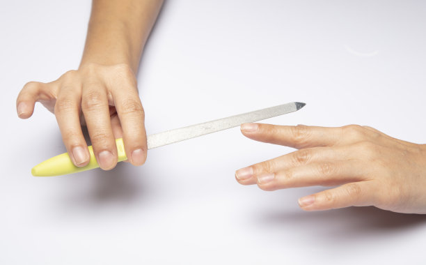 指甲锉在妇女的手中孤立图片下载