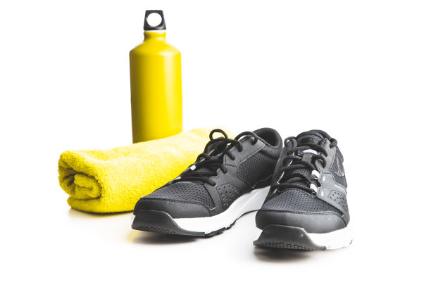 黑色运动鞋，毛巾和瓶子图片下载