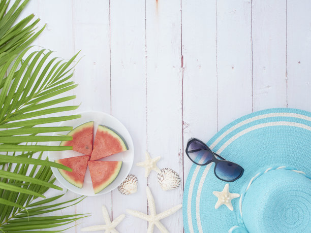 暑假背景有西瓜、草帽、棕叶等白色木质。图片下载
