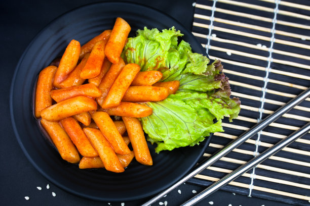 黑色陶器和金属筷子上的辣味Tteokbokki。图片下载