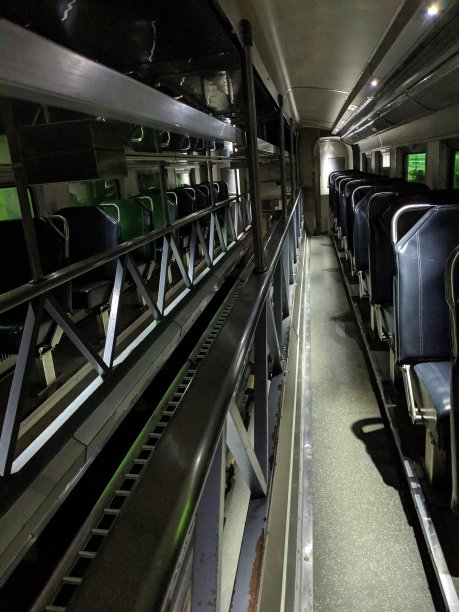 在火车车厢内图片下载