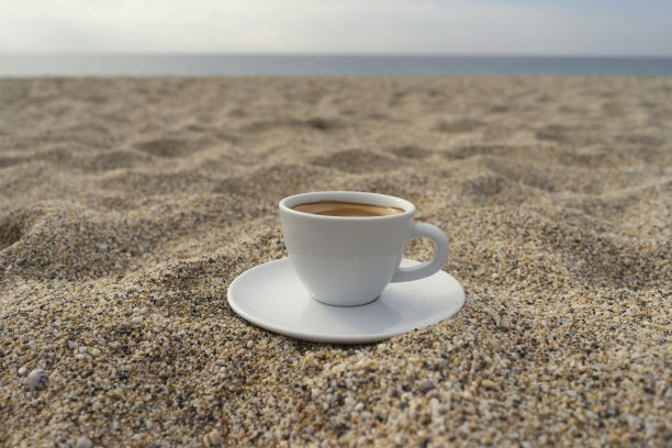 在海滩上喝咖啡。图片下载