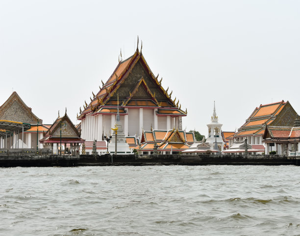 曼谷的宫殿从河里来图片下载