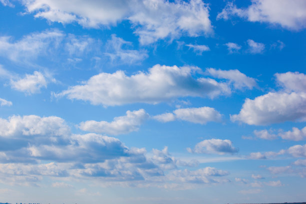 低角度的云在蓝天图片下载