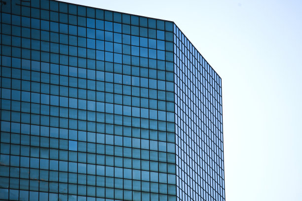 以蓝天为背景的现代摩天大楼图片下载