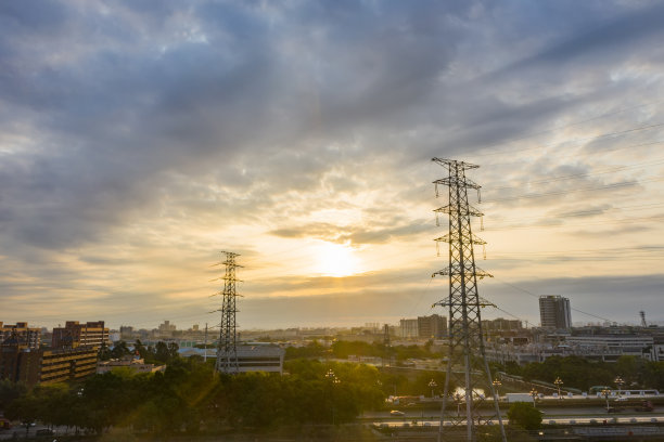 清晨，中国广州东部的天空乌云密布图片下载
