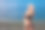 穿着泳衣在海滩上晒太阳的女人图片下载