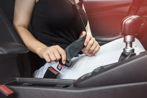 道路安全：女司机在车内系安全带图片下载