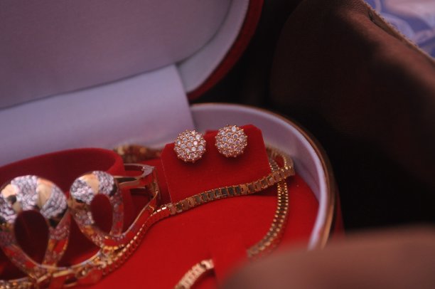 红盒子里的结婚戒指图片下载