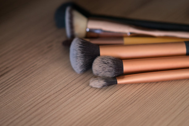 把画笔放在木桌上素材图片