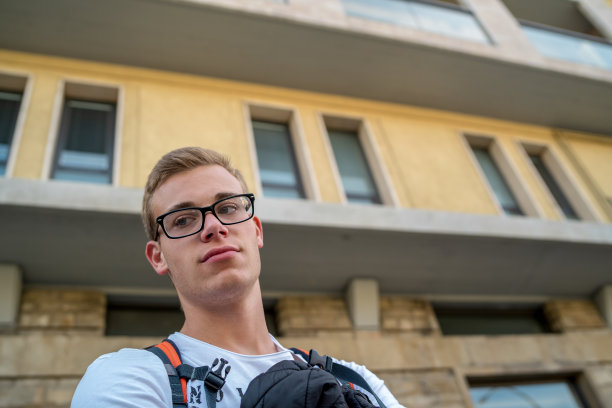 戴眼镜的时髦帅哥在街上图片下载