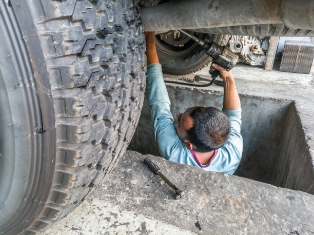 专业修理工在修理厂修理卡车图片下载