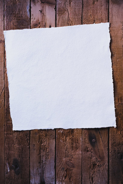 手工纸在一个乡村木板背景。图片下载