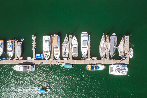 观景休闲，多艘游艇停泊于西贡沿岸，香港郊外，鸟瞰图片下载