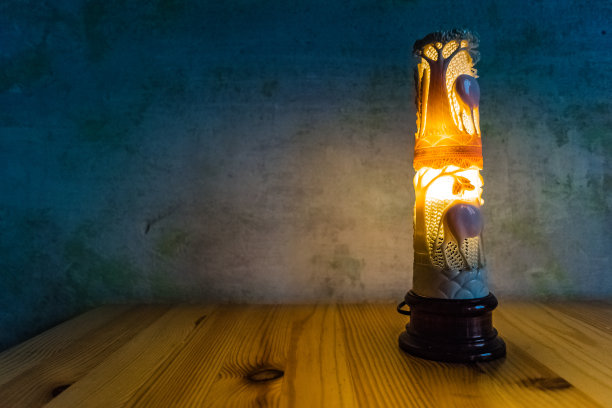 时尚的台灯模型在木桌上图片下载