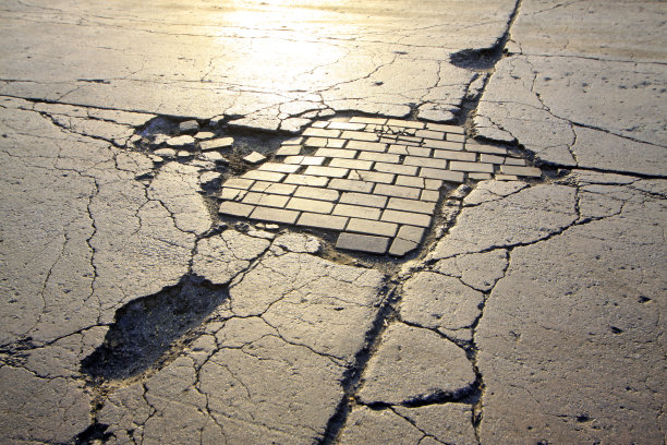 破碎的沥青路面，特写照片图片下载