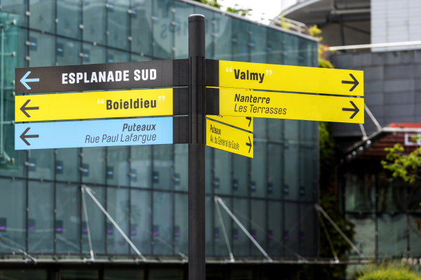 在法国巴黎拉德芳斯的一个路标上，一些地区的名字图片下载