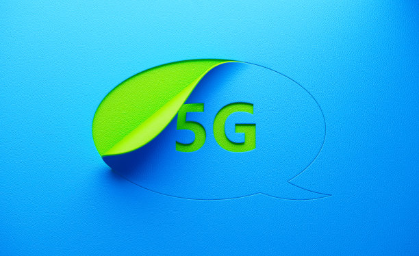 5G书写蓝色聊天泡泡折叠在绿色背景图片下载