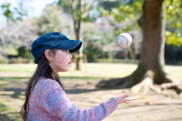 女孩在玩棒球图片下载