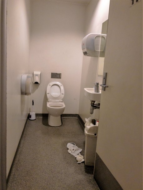 室内卫生间，地板凌乱图片下载