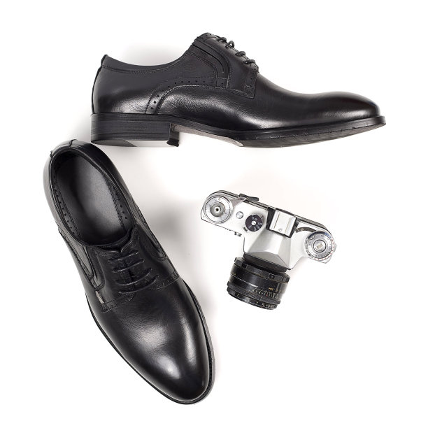 一套男性时尚的衣服在白色的背景图片下载