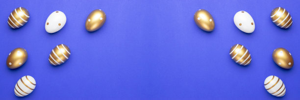 复活节篮子里的蛋孤立在蓝色。用于贺卡，促销，海报，传单，网页横幅，文章。图片下载