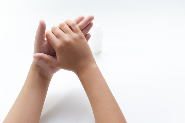 冠状病毒预防。儿童使用含酒精的洗手液。卫生。新型冠状病毒肺炎60%的酒精。图片下载