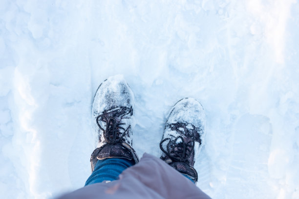 女人的腿在冬天鞋在新雪。休闲，温暖的靴子覆盖着霜冻。图片下载