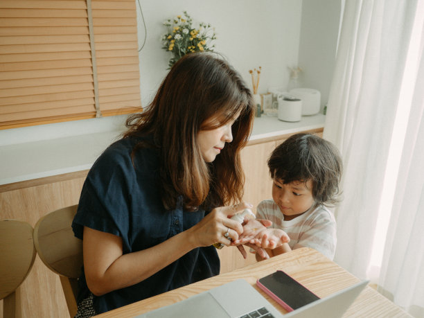 小男孩使用免洗洗手液图片下载