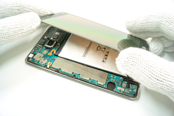 白色背景下拆卸的智能手机，维修服务，孤立。图片下载