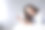 一个美丽的微笑女人的肖像和手机在卧室。图片下载
