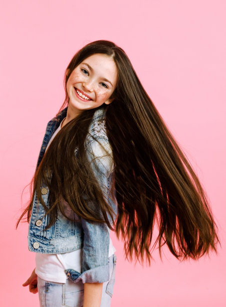 微笑的可爱小女孩肖像，穿着牛仔裤，已隔离图片下载