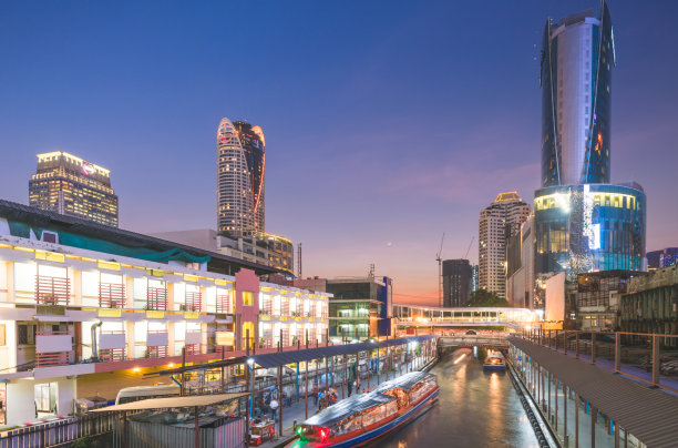 人们喜欢旅游城市商业区购物中心中心世界和白金和街道零售在首都城市商业区水门patunam和Ratchaprasong图片下载