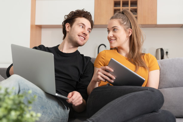 情侣在家使用移动设备上网图片下载