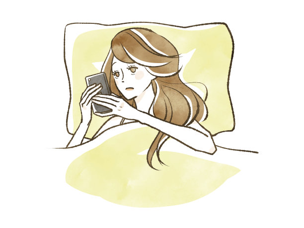 一个女人在睡觉时操作智能手机图片下载