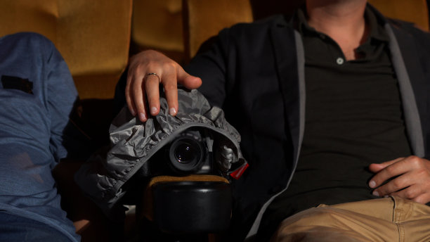 男子秘密拍摄观看电影图片下载