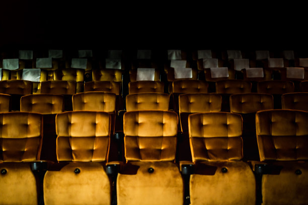 电影院里的一排黄色座位图片下载